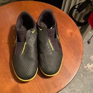 Flip on indoor cleats Nike